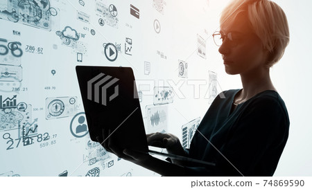 使用個人電腦業務和技術的女性 74869590