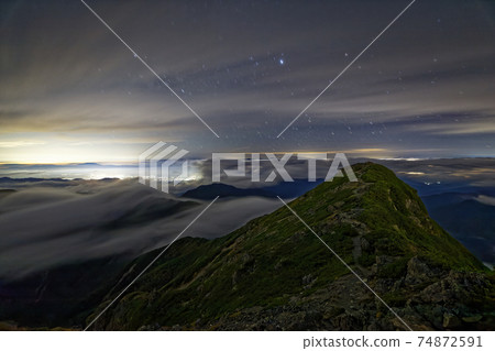 從南阿爾卑斯山的鹽見山東峰看到的西峰和伊那谷的夜景 從南阿爾卑斯山的鹽見山東峰看到的西峰和伊那谷的夜景 74872591