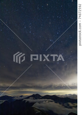 從南阿爾卑斯山的鹽見山看的星空和Shiraminesanzan山/ Senjogatake山的夜景 從南阿爾卑斯山的鹽見山看的星空和Shiraminesanzan山/ Senjogatake山的夜景 74872592