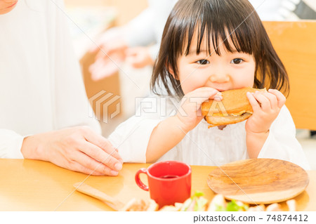 A little girl to eat 74874412