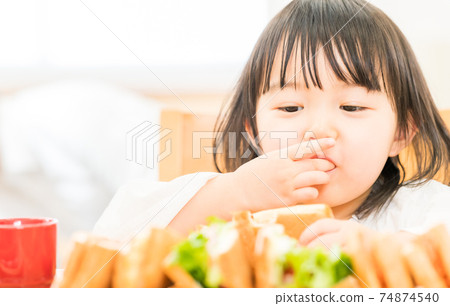 一個吃三明治的女孩 74874540