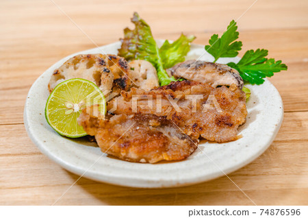 Deep-fried pork, lotus root and shiitake mushrooms 74876596