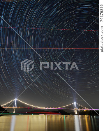 繁星點點的天空和鹿島海峽大橋 74876856