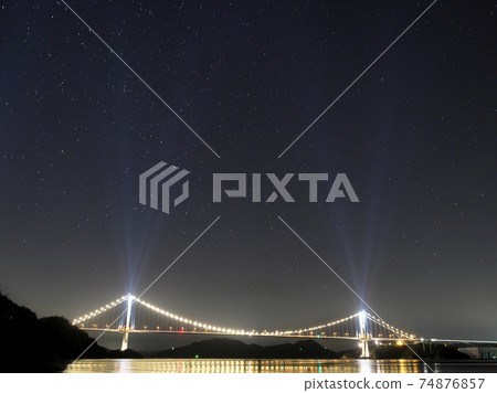 繁星點點的天空和鹿島海峽大橋 74876857