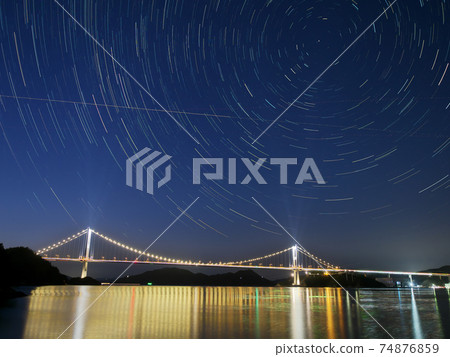 繁星點點的天空和鹿島海峽大橋 74876859