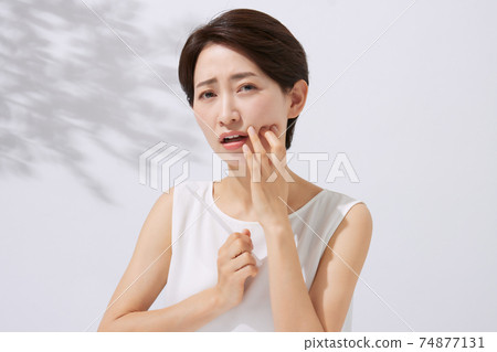 Middle woman with a toothbrush toothache 74877131