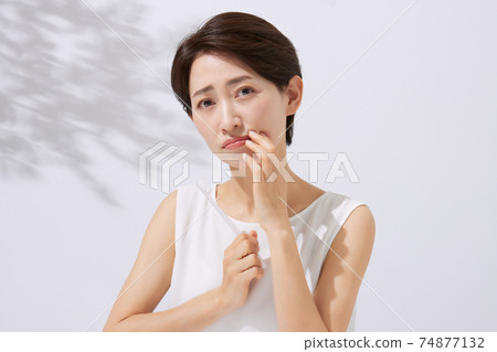 牙刷牙痛的中年女人 74877132