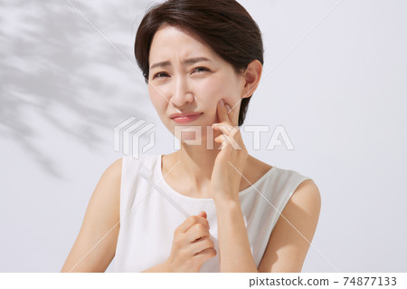 牙刷牙痛的中年女人 74877133