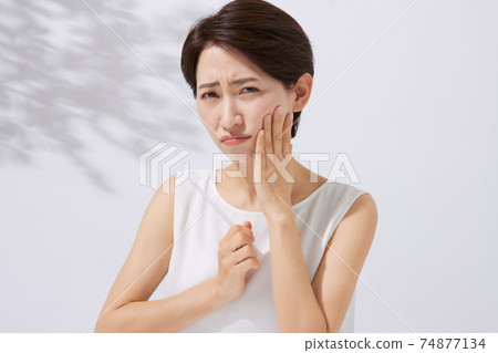 Middle woman with a toothbrush toothache 74877134
