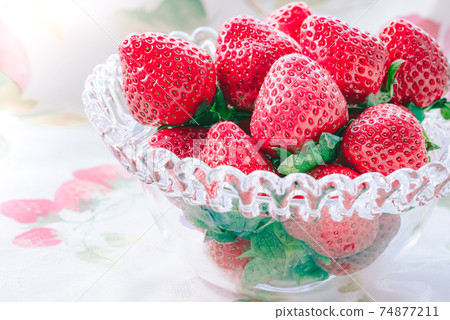 Strawberry that looks delicious indoor studio shooting 74877211
