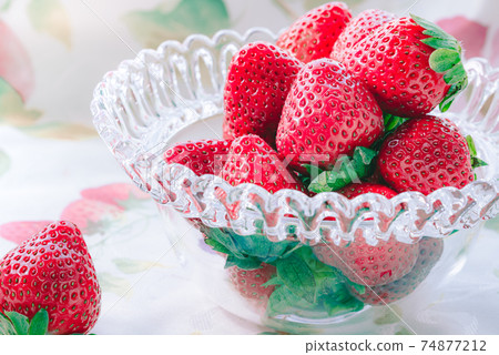 Strawberry that looks delicious indoor studio shooting Strawberry that looks delicious indoor studio shooting 74877212