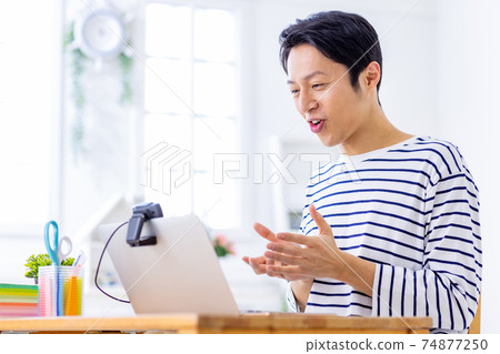 遠程辦公在線男性業務 74877250