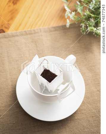 用滴漏袋沖泡熱咖啡 74877343