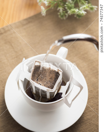 用滴漏袋沖泡熱咖啡 74877347