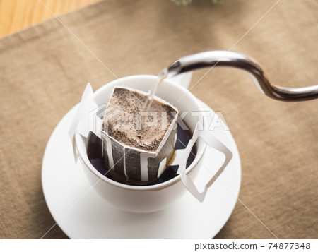 用滴漏袋沖泡熱咖啡 74877348