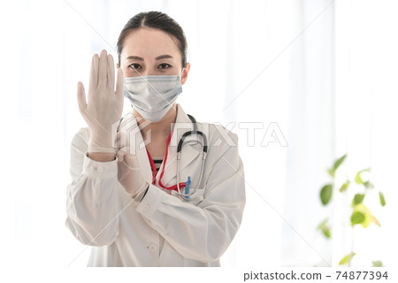 女醫生戴著橡膠手套 74877394