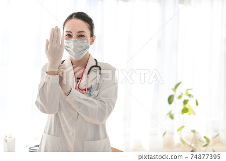 女醫生戴著橡膠手套 74877395