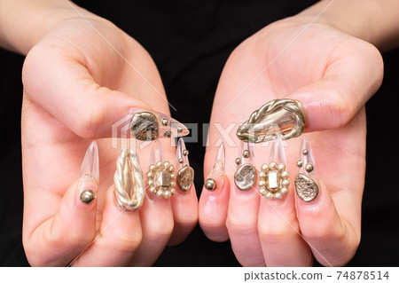 Metallic scalp nail 74878514