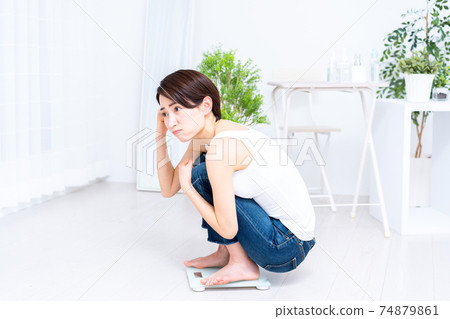 中年婦女擔心騎秤 中年婦女擔心騎秤 74879861