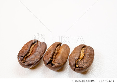 咖啡豆，輕度烘焙的高級烘焙咖啡豆 74880385