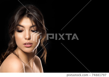 Portrait of young beautiful woman Portrait of young beautiful woman 74881797