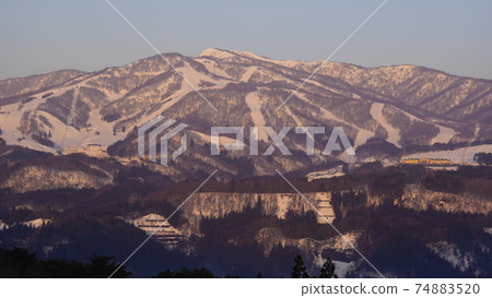 冬天的白山山脈大日山與滑雪勝地 74883520