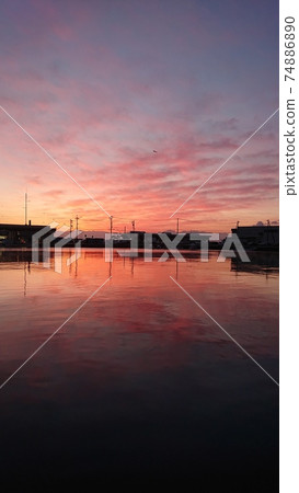 Himi捕魚港口的晨光 74886890