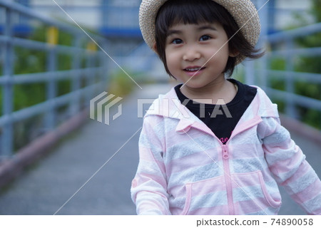 草帽的兒童女孩 74890058