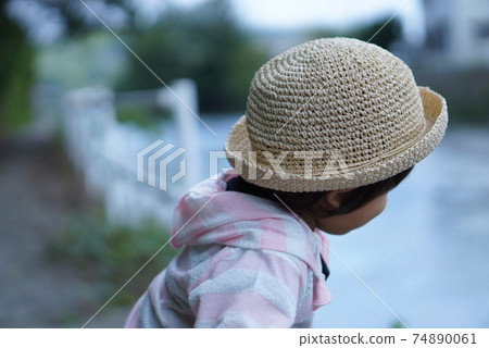草帽的兒童女孩 草帽的兒童女孩 74890061