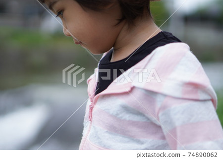草帽的兒童女孩 草帽的兒童女孩 74890062