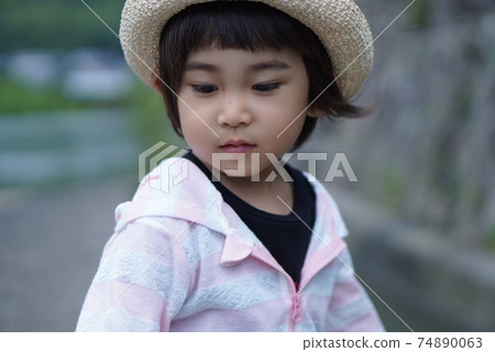 草帽的兒童女孩 草帽的兒童女孩 74890063