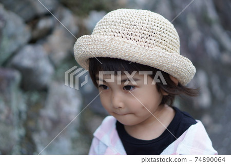Child girl in straw hat Child girl in straw hat 74890064