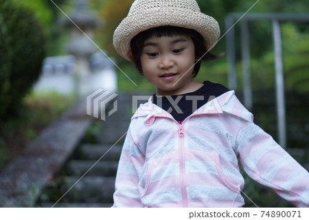 草帽的兒童女孩 草帽的兒童女孩 74890071