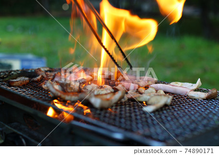 Solo camp, barbecue that raises flames Solo camp, barbecue that raises flames 74890171