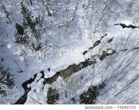 在冬天和山小河的北海道雪場面 74890729