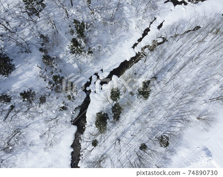 在冬天和山小河的北海道雪場面 74890730