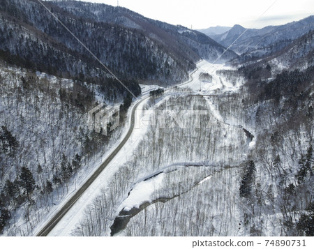 冬季北海道雪景和道路（空中拍攝） 74890731