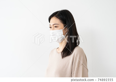 一個戴著口罩的女人 一個戴著口罩的女人 74891555