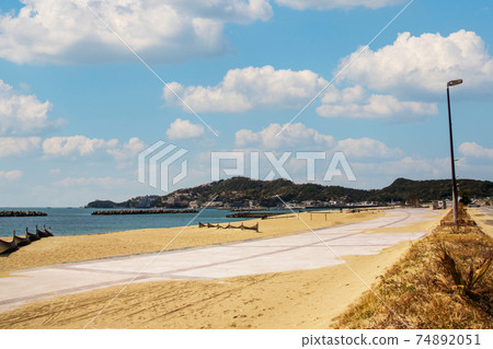 和歌山的美麗的海岸和龜島波浪 和歌山的美麗的海岸和龜島波浪 74892051
