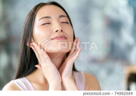 年輕女性的皮膚護理 74892084