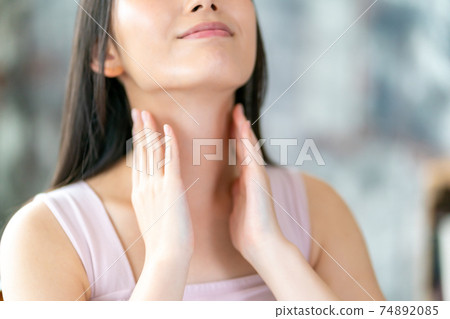 年輕女性的脖子護理 74892085