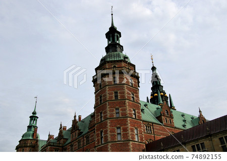 克倫堡城堡(Kronborg Castle),世界著名的文化城堡,建於丹麥哥本哈根郊區,三座尖塔轟然高空 克倫堡城堡(Kronborg Castle),世界著名的文化城堡,建於丹麥哥本哈根郊區,三座尖塔轟然高空 74892155