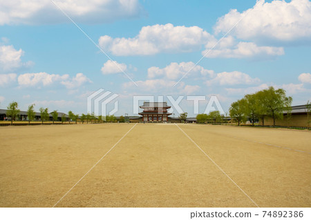 奈良平城宮遺址朱雀門前的廣場 74892386