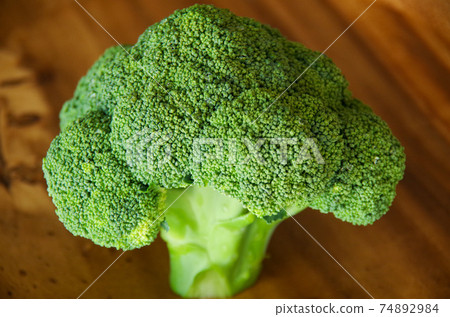 新鮮的西蘭花 新鮮的西蘭花 74892984
