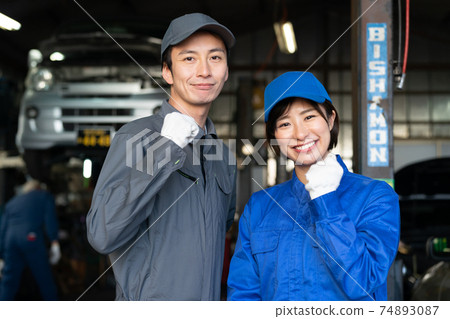 汽車修理工在工廠工作 74893087