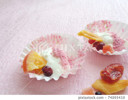 Drained yogurt with dried fruits and cherry powder 74893410
