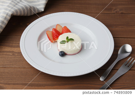 Rare cheesecake strawberry and blueberry wooden table 74893809