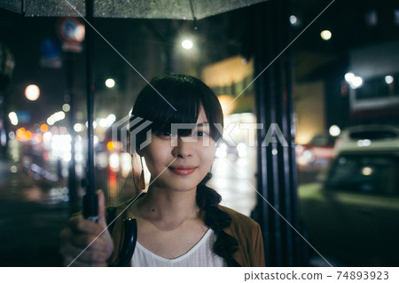 日本女人與辮子拿著透明的雨傘 日本女人與辮子拿著透明的雨傘 74893923