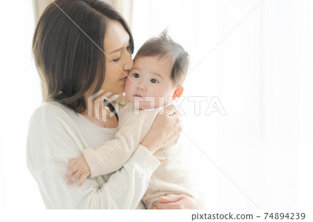 可愛的小寶貝父母和孩子 可愛的小寶貝父母和孩子 74894239