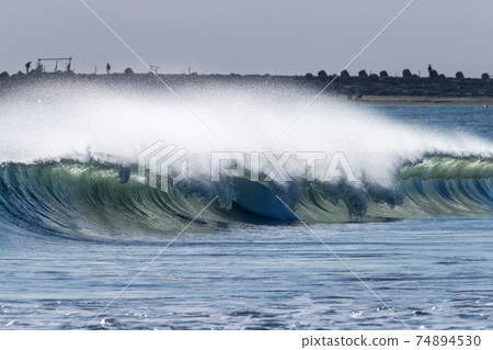 Shonan sea wave 74894530